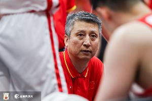 媒体人：中国男篮的5号位有时候真不知道联防要干嘛 位置都站不稳